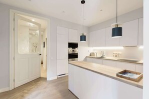 Kühlschrank, Mikrowelle, Ofen, Geschirrspüler