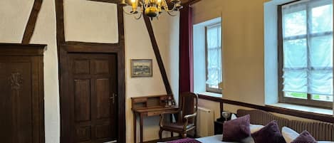 Comfort-Dreibettzimmer, Stadtblick | Wohnbereich
