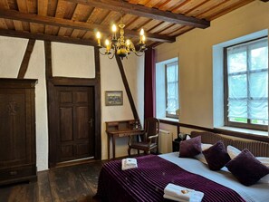 Comfort Triple Room, City View | Living area