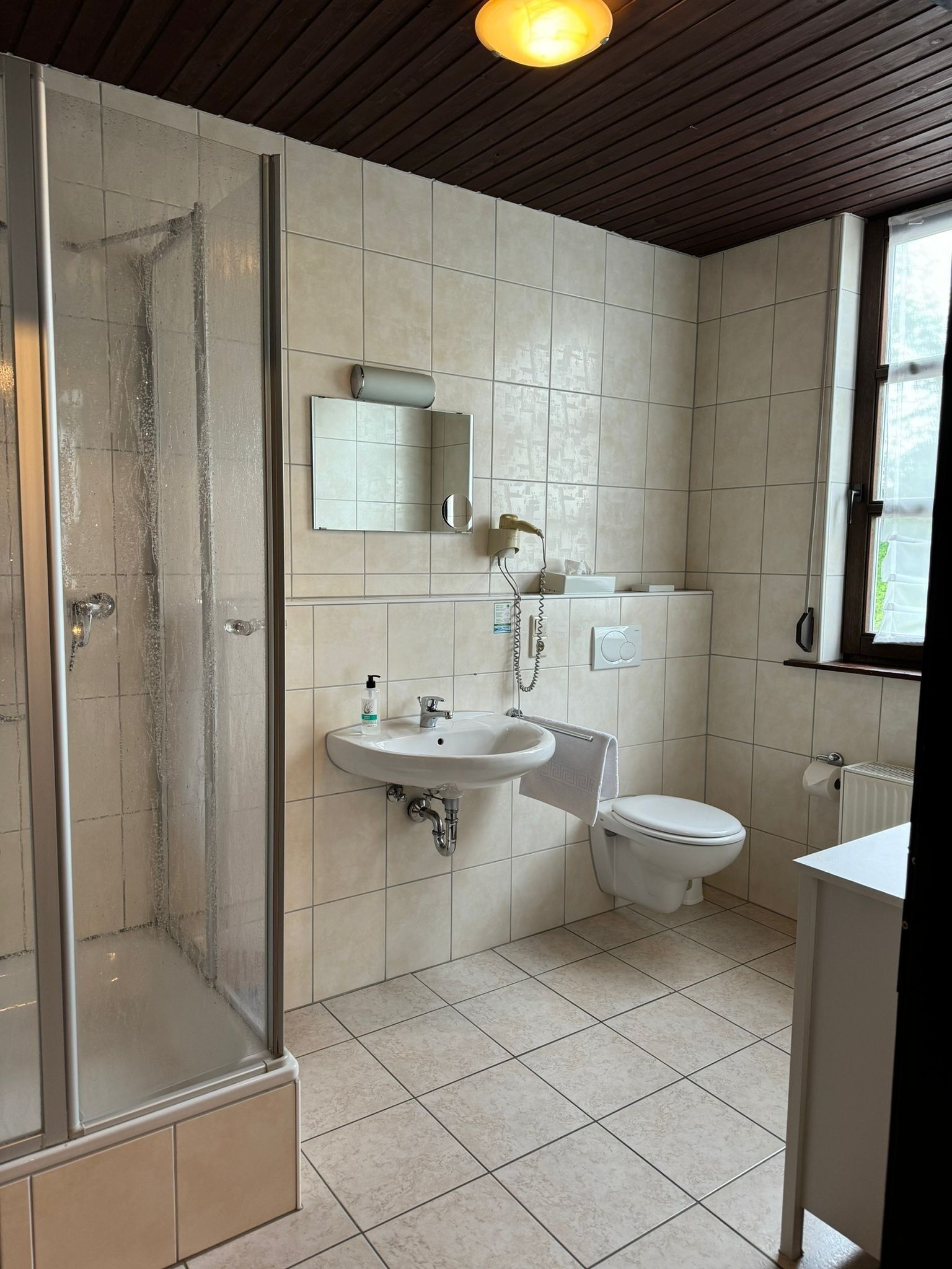 Habitació triple Comfort, vistes a la ciutat | Bany | Articles de tocador gratuïts, assecador de cabells, tovalloles i sabó 