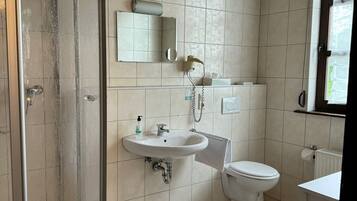 Comfort driepersoonskamer, uitzicht op de stad | Badkamer | Gratis toiletartikelen, een haardroger, handdoeken, zeep