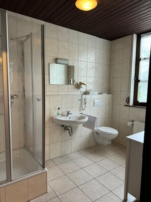 Comfort Triple Room, City View | Bathroom | Free toiletries, hair dryer, towels, soap - Schloss Hotel Kastellaun (Kastellaun)
