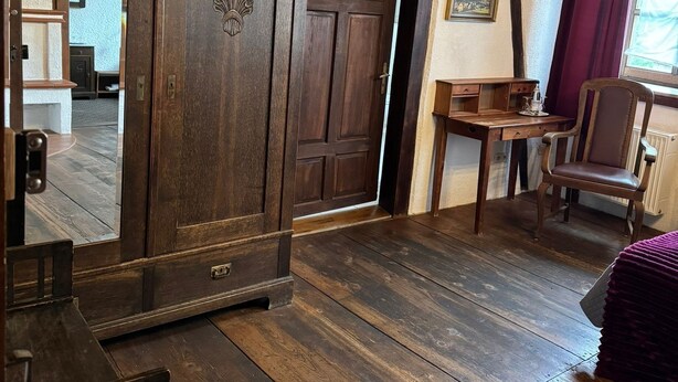 A room with a wooden wardrobe, a desk, a chair, and a window with curtains. - Schloss Hotel Kastellaun (Kastellaun)