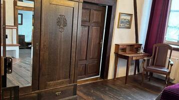 Comfort Triple Room, City View | Living area