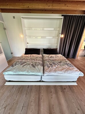 2 bedrooms, desk, free WiFi, bed sheets