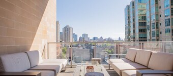 Luxury Studio Apt Near Brady St with Balcony and Lake View