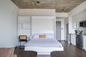 Een bureau, een strijkplank/strijkijzer, gratis wifi, beddengoed