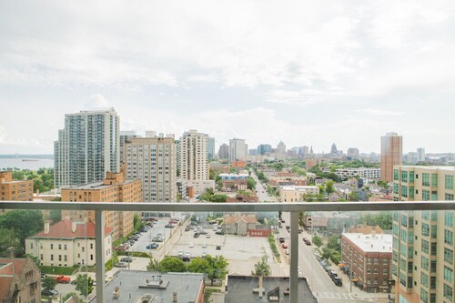 Luxury Studio Apt Near Brady St with Balcony and Lake View