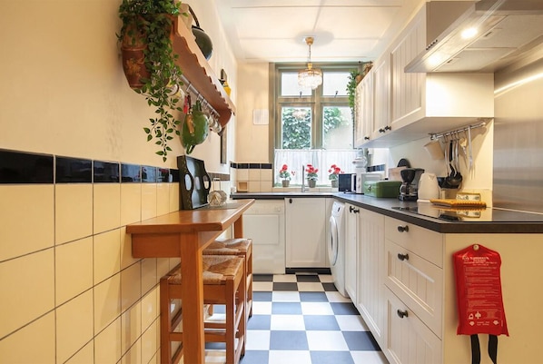 Réfrigérateur, micro-ondes, plaque de cuisson, lave-vaisselle