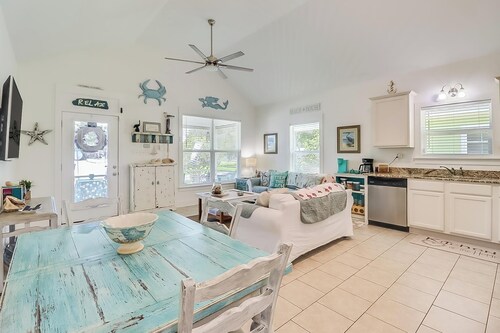 Parrothead Escape-3BD/2BA- 1 block from beach - Pet Friendly