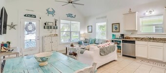 Parrothead Escape-3BD/2BA- 1 block from beach - Pet Friendly