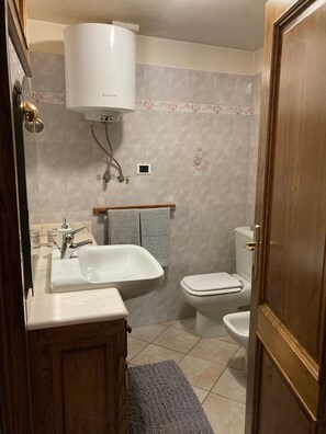 Maison, 2 chambres, fumeur, balcon | Salle de bain