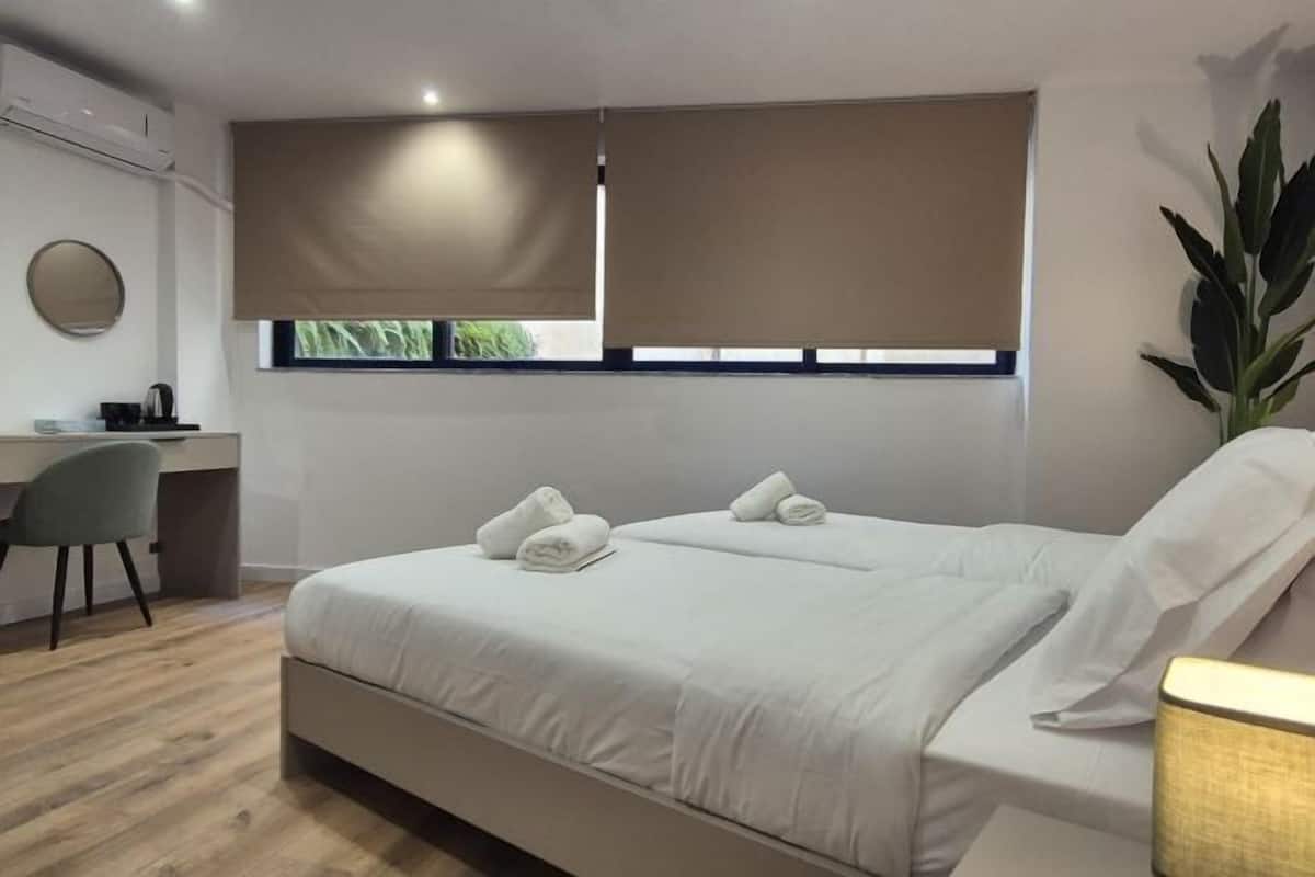 1 quarto, camas com colchões de espuma com sistema de memória, frigobar