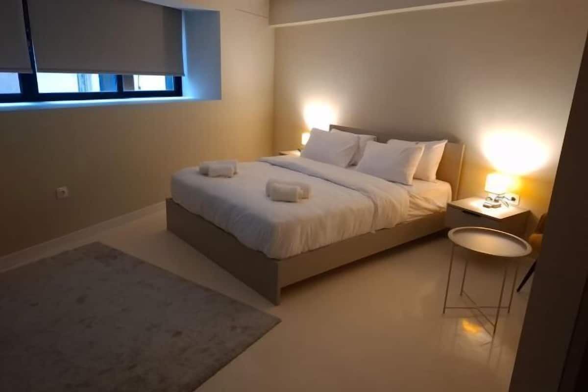 1 quarto, camas com colchões de espuma com sistema de memória, frigobar