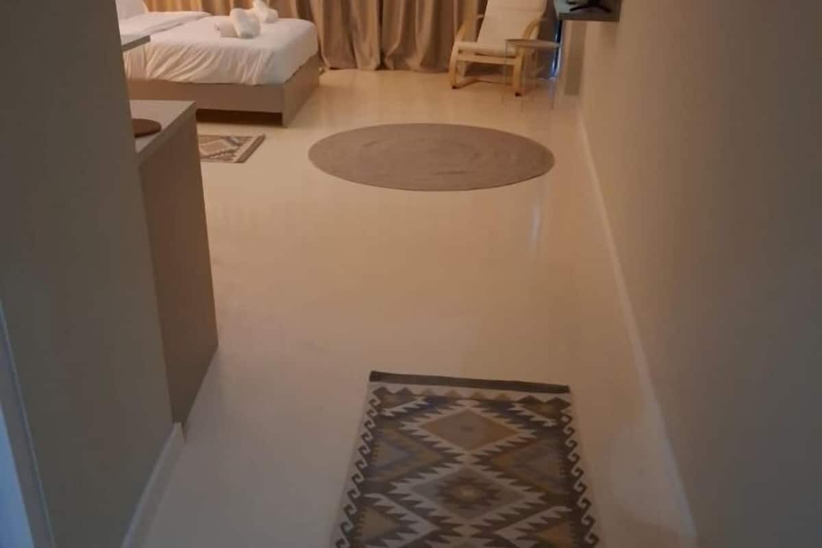 1 quarto, camas com colchões de espuma com sistema de memória, frigobar