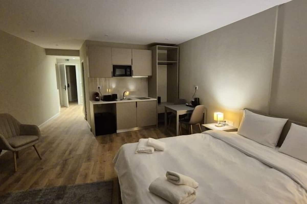 1 quarto, camas com colchões de espuma com sistema de memória, frigobar
