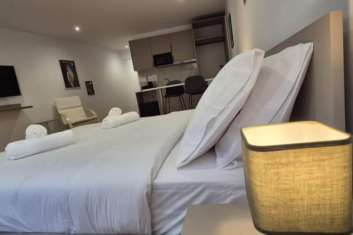 1 quarto, camas com colchões de espuma com sistema de memória, frigobar