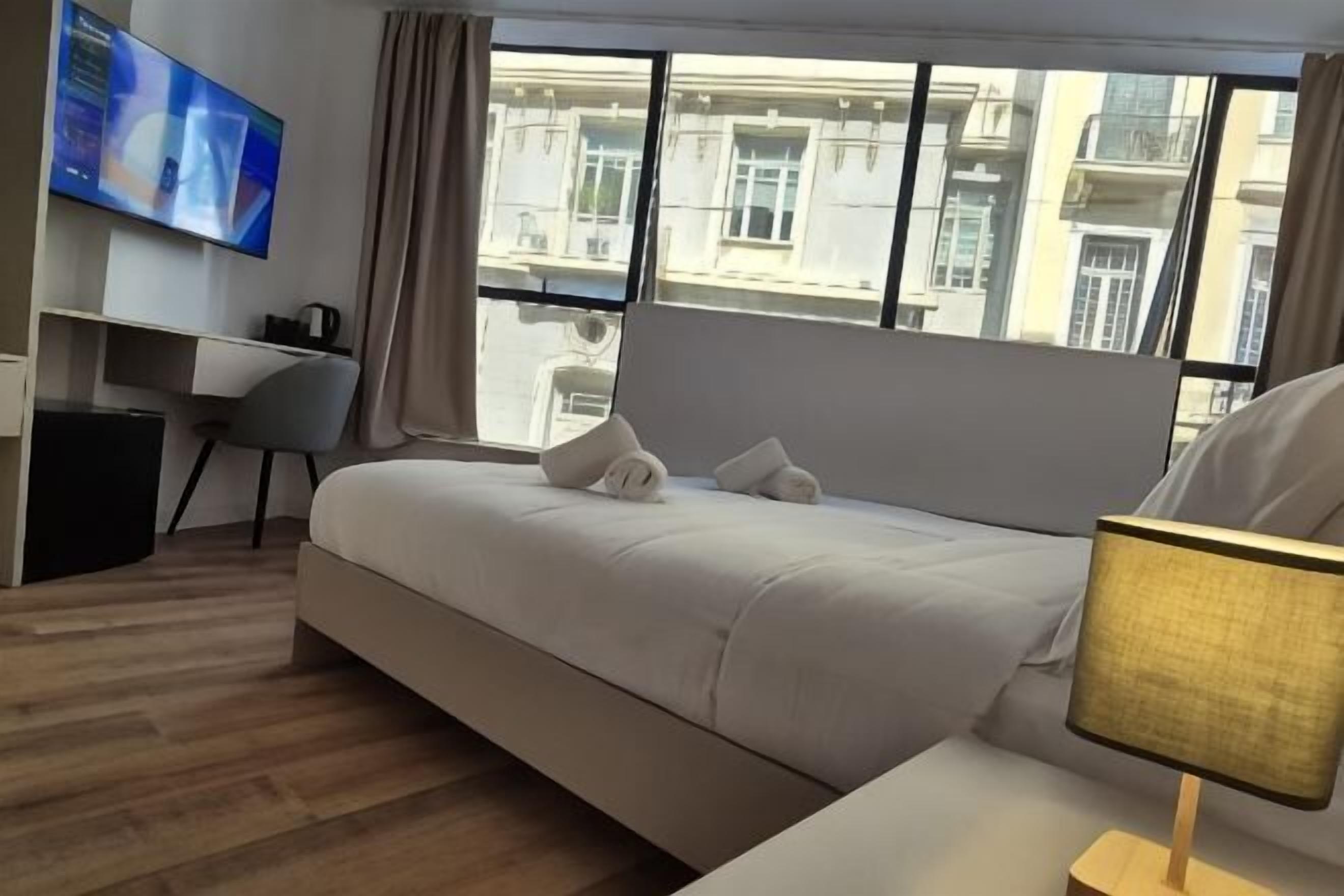 Lit avec matelas en mousse à mémoire, minibar