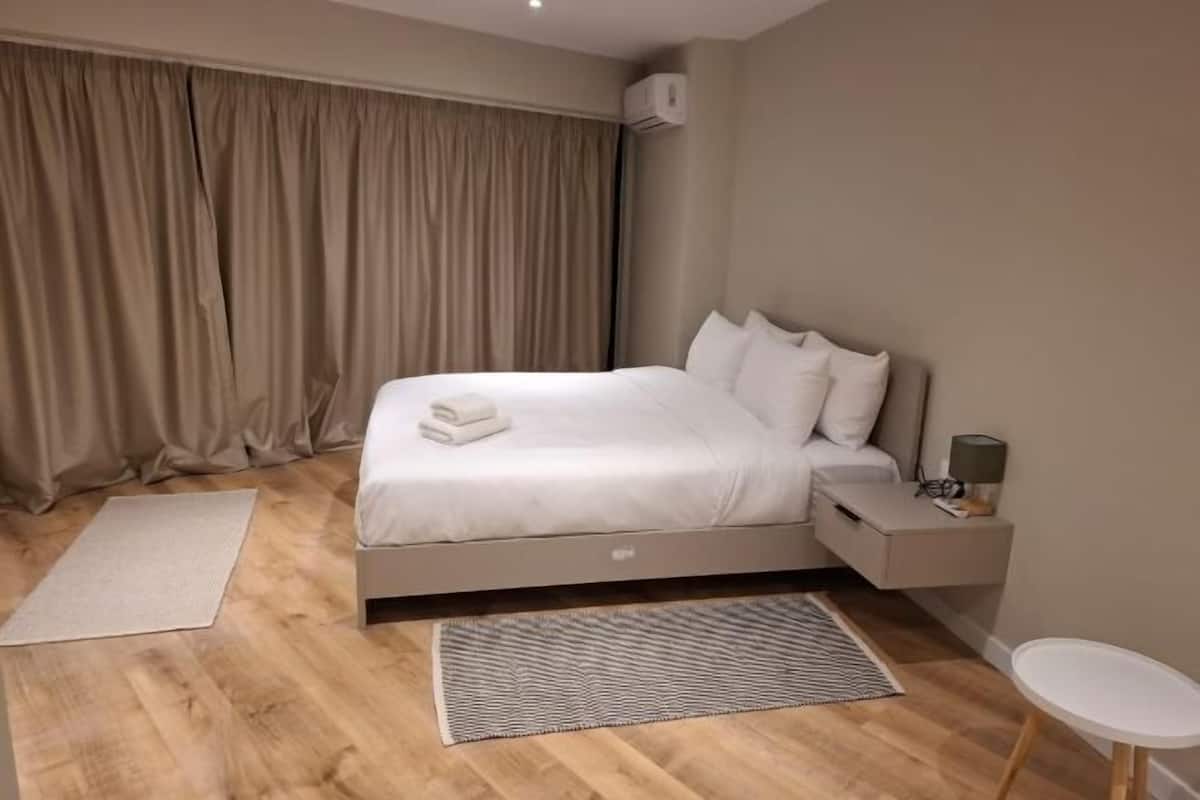1 quarto, camas com colchões de espuma com sistema de memória, frigobar