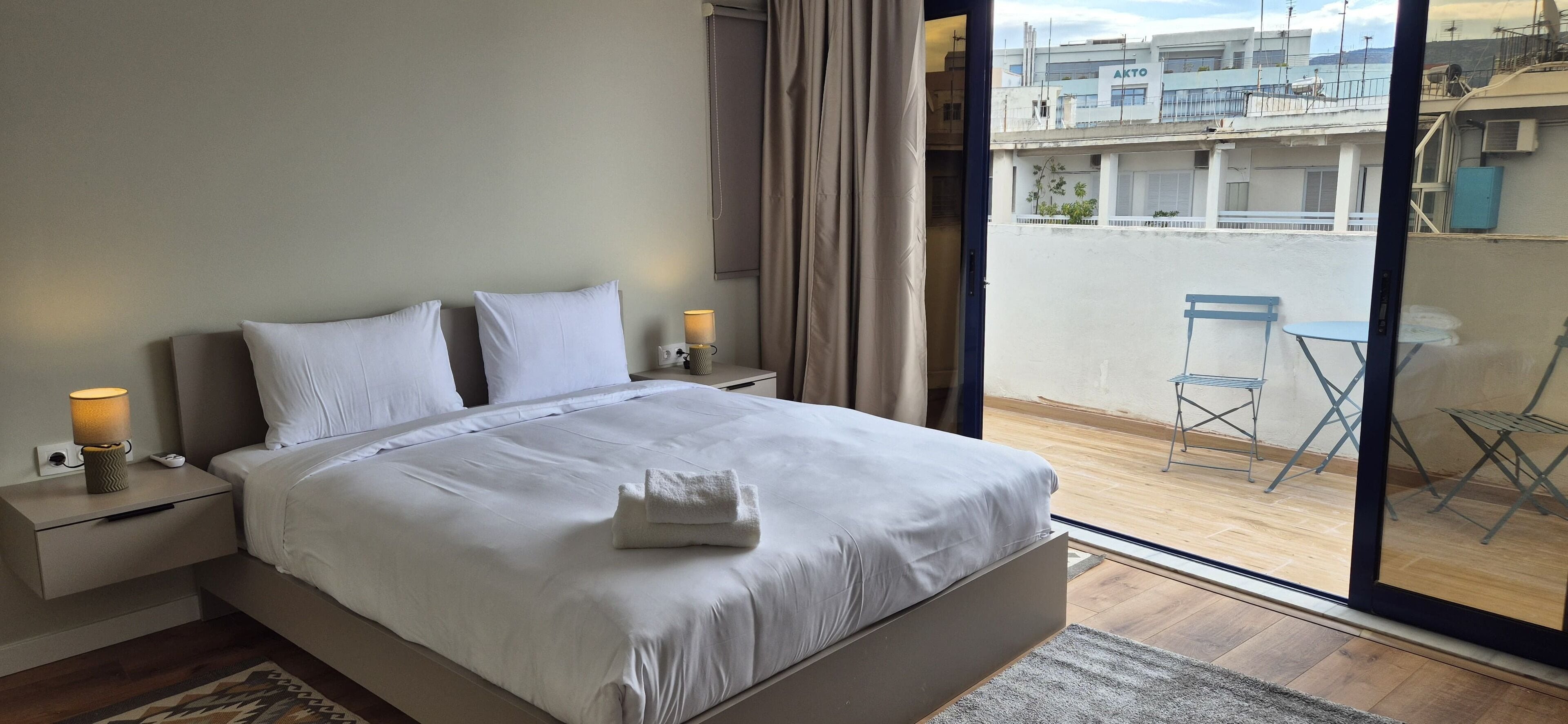 Suite with Acropolis View & Terrace | Memory foam -patjalliset sängyt, minibaari, tallelokero huoneessa