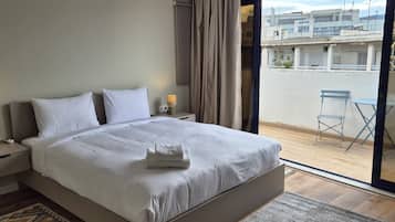 Suite with Acropolis View & Terrace | Memory foam -patjalliset sängyt, minibaari, tallelokero huoneessa