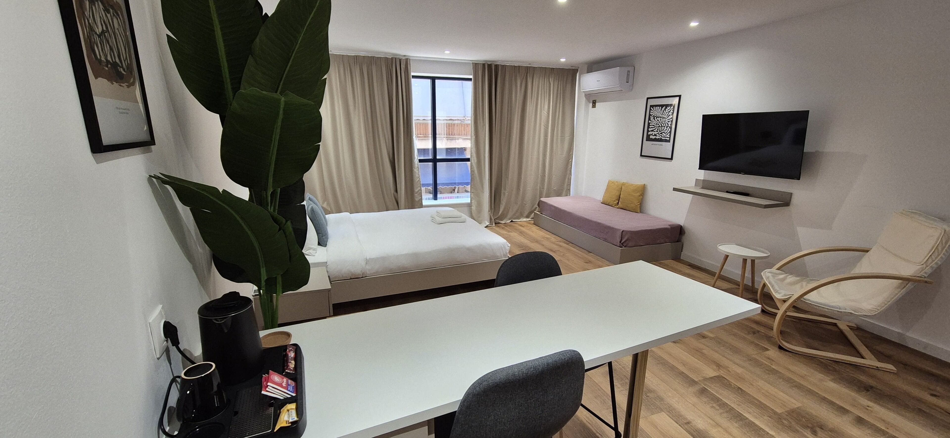 Deluxe Studio | Memory foam-senger, minibar, safe på rommet og skrivebord