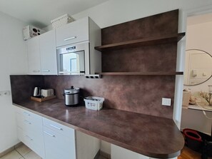 Geladeira, micro-ondas, fogão, cooktop