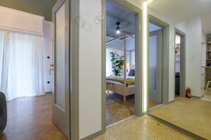 2 quartos, escrivaninha, ferros/tábuas de passar roupa