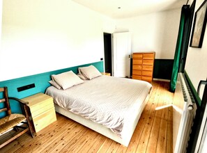3 habitaciones, escritorio y tabla de planchar con plancha 
