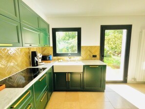 Fridge, microwave, oven, stovetop