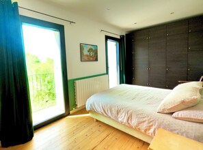 3 bedrooms, desk, iron/ironing board, travel cot
