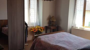 2 slaapkamers, een strijkplank/strijkijzer, gratis wifi, beddengoed