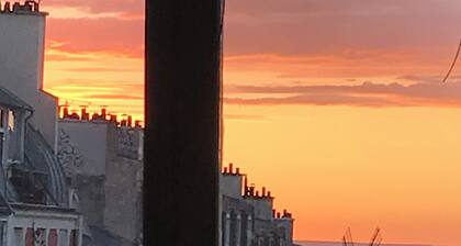 Paris Hilltop Montmartre, Artist Loft, breathtaking views, piano, yoga space.