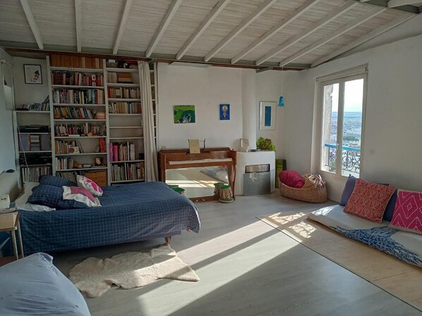 1 habitación, escritorio, tabla de planchar con plancha y wifi gratis 