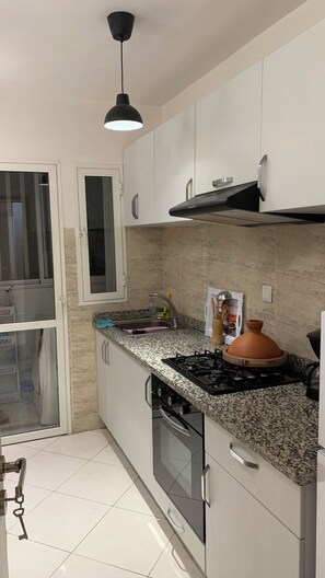 Kokeplater, kaffetrakter/tekoker, hurtigmikser og papirhåndklær