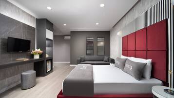 Deluxe Studio, 1 Queen Bed with Sofa bed