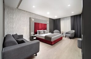 Studio – deluxe, 1 queensize-seng med sovesofa | Sengetøy av topp kvalitet, minibar, individuelt dekorert og skrivebord