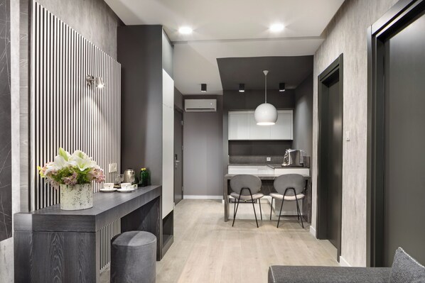 Suite Familiale, 1 grand lit et 1 canapé-lit | Cuisine privée | Tables à manger