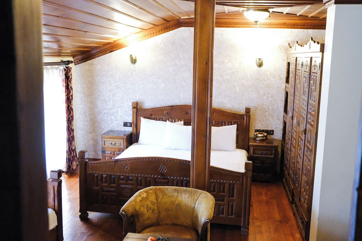 In-room safe, desk, laptop workspace, soundproofing