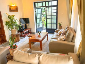 Apartment | Wohnbereich | 32-Zoll-Fernseher mit Satellitenempfang