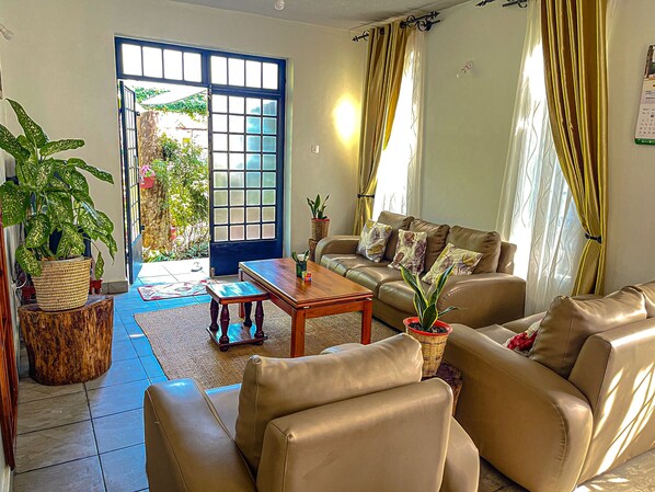 Apartment | Wohnbereich | 32-Zoll-Fernseher mit Satellitenempfang