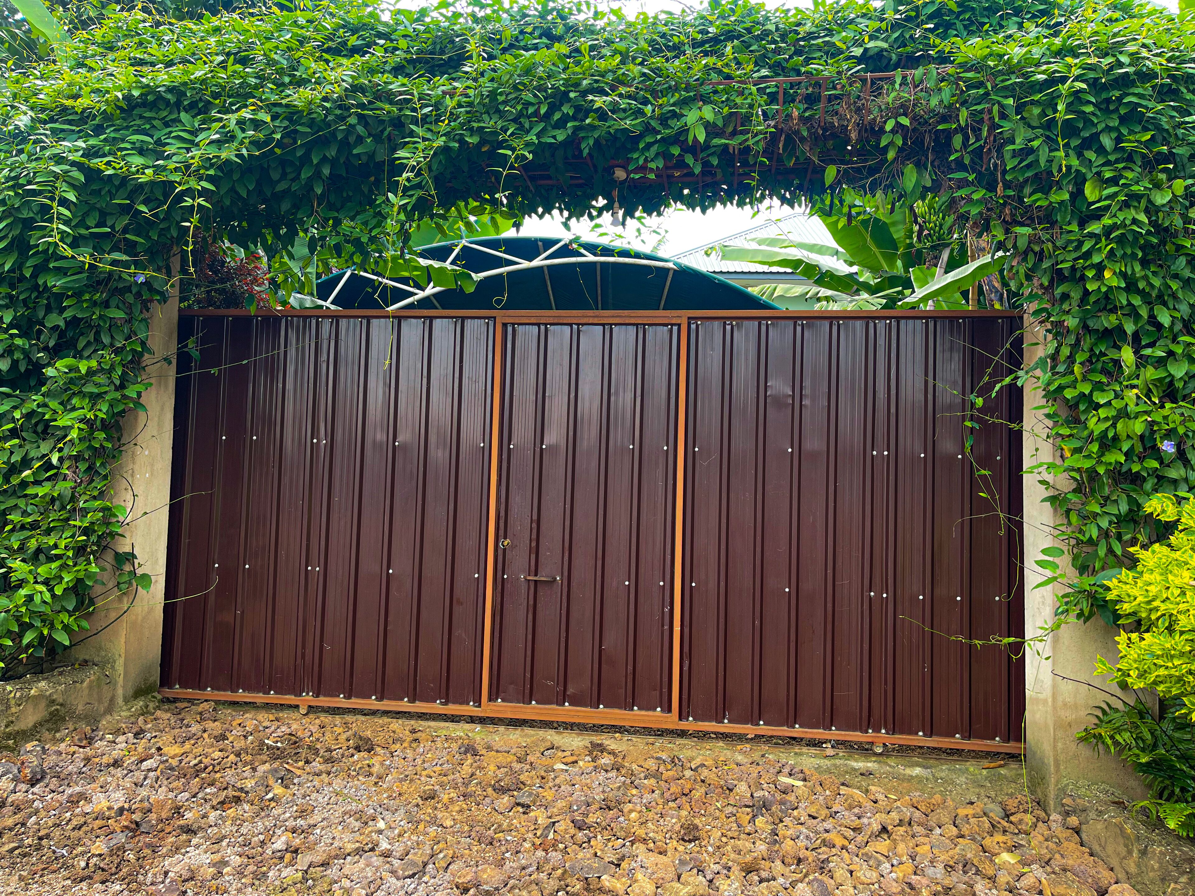 Pintu masuk properti