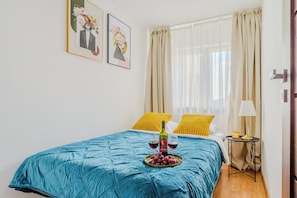 2 bedrooms, individually decorated, individually furnished, desk - Lumina apart on Aleje Solidarności (Warsaw)