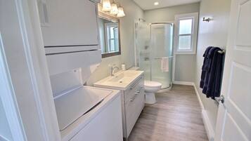 Executive cottage, 3 slaapkamers | Badkamer | Gratis toiletartikelen, een haardroger, handdoeken, zeep