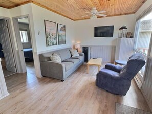 Deluxe Cottage, 2 Bedrooms, 2 Bathrooms, Ocean View | Living area | 24-inch flat-screen TV with premium channels - Cavendish Bosom Buddies Cottage Resort (Cavendish)