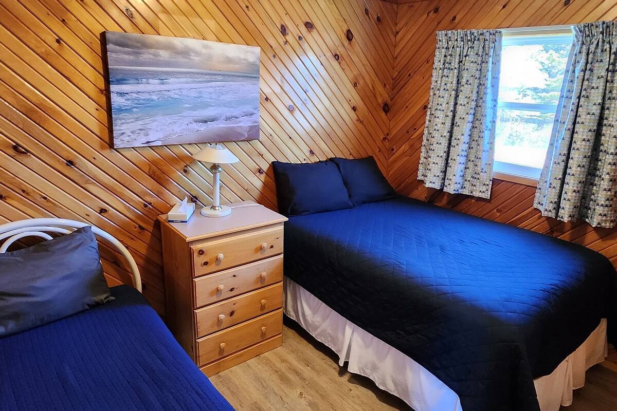 Deluxe cottage, 2 slaapkamers | Een strijkplank/strijkijzer, gratis wifi, beddengoed