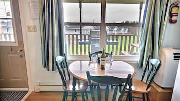 Suite, bubbelbad, uitzicht op zee | 2 slaapkamers, een strijkplank/strijkijzer, gratis wifi, beddengoed