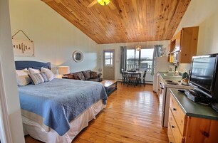 Suite, 1 Queen Bed with Sofa bed, Non Smoking, Jetted Tub | Iron/ironing board, free WiFi, bed sheets