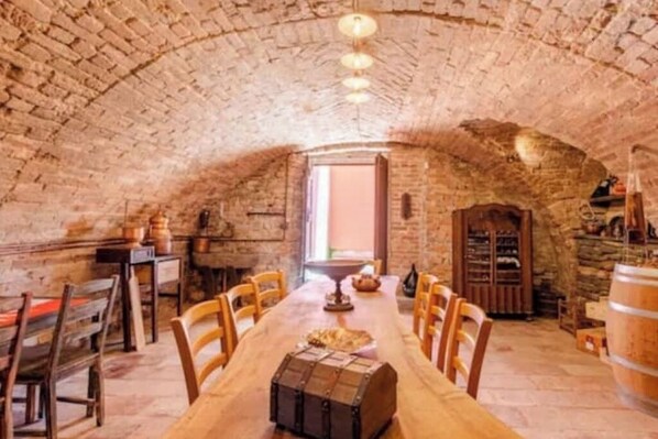 Dining - Room with private bathroom (Neive)