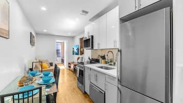 雪櫃、微波爐、焗爐、爐具